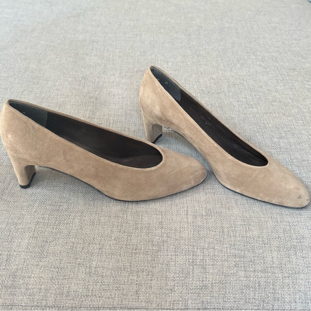 VINTAGE Stuart Weitzman tan suede pump